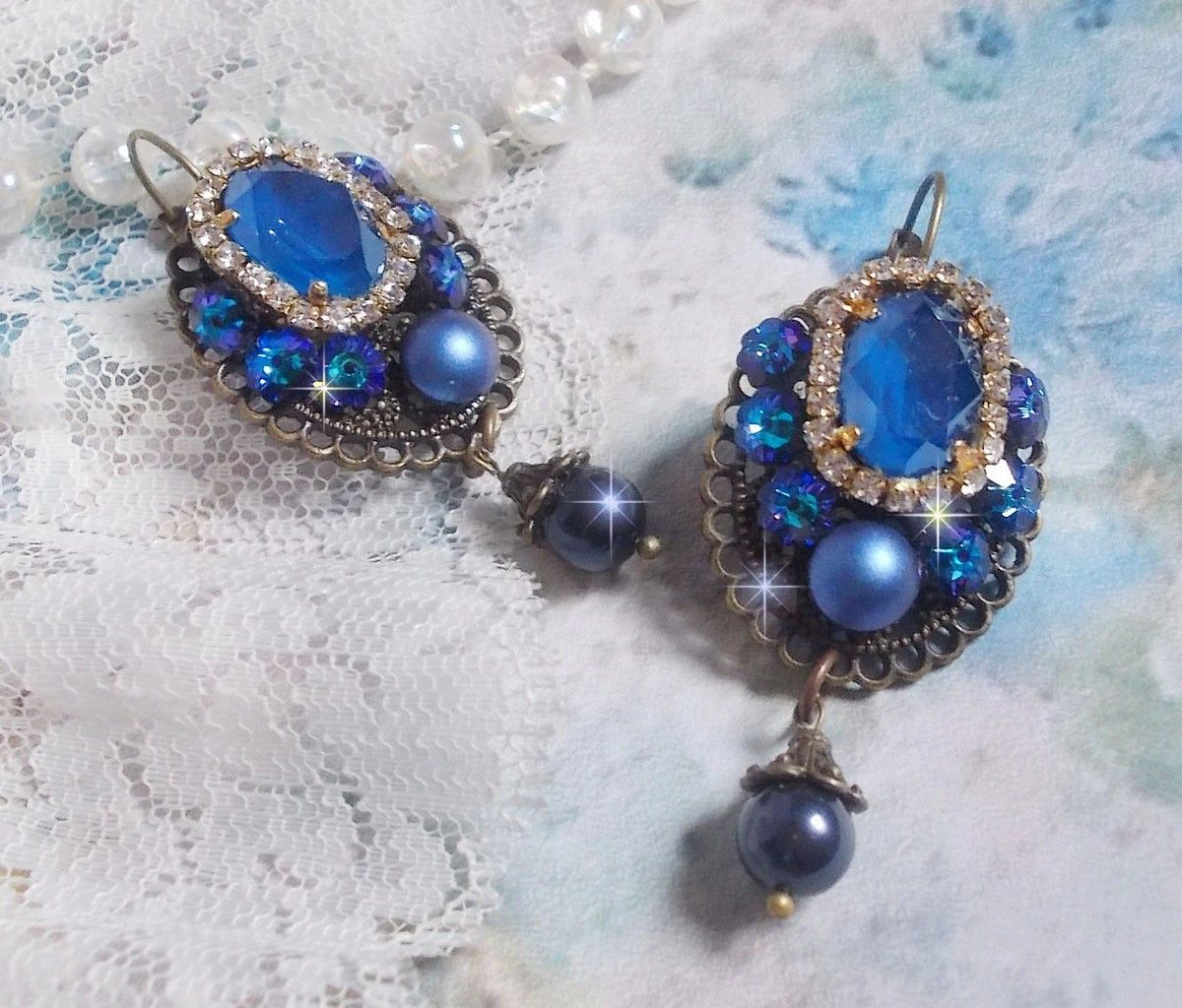 BO Leila è stato creato con cabochon di cristallo Swarovski Royal Blue, perle rotonde, catena di strass, fiori di cristallo e accessori vari. 