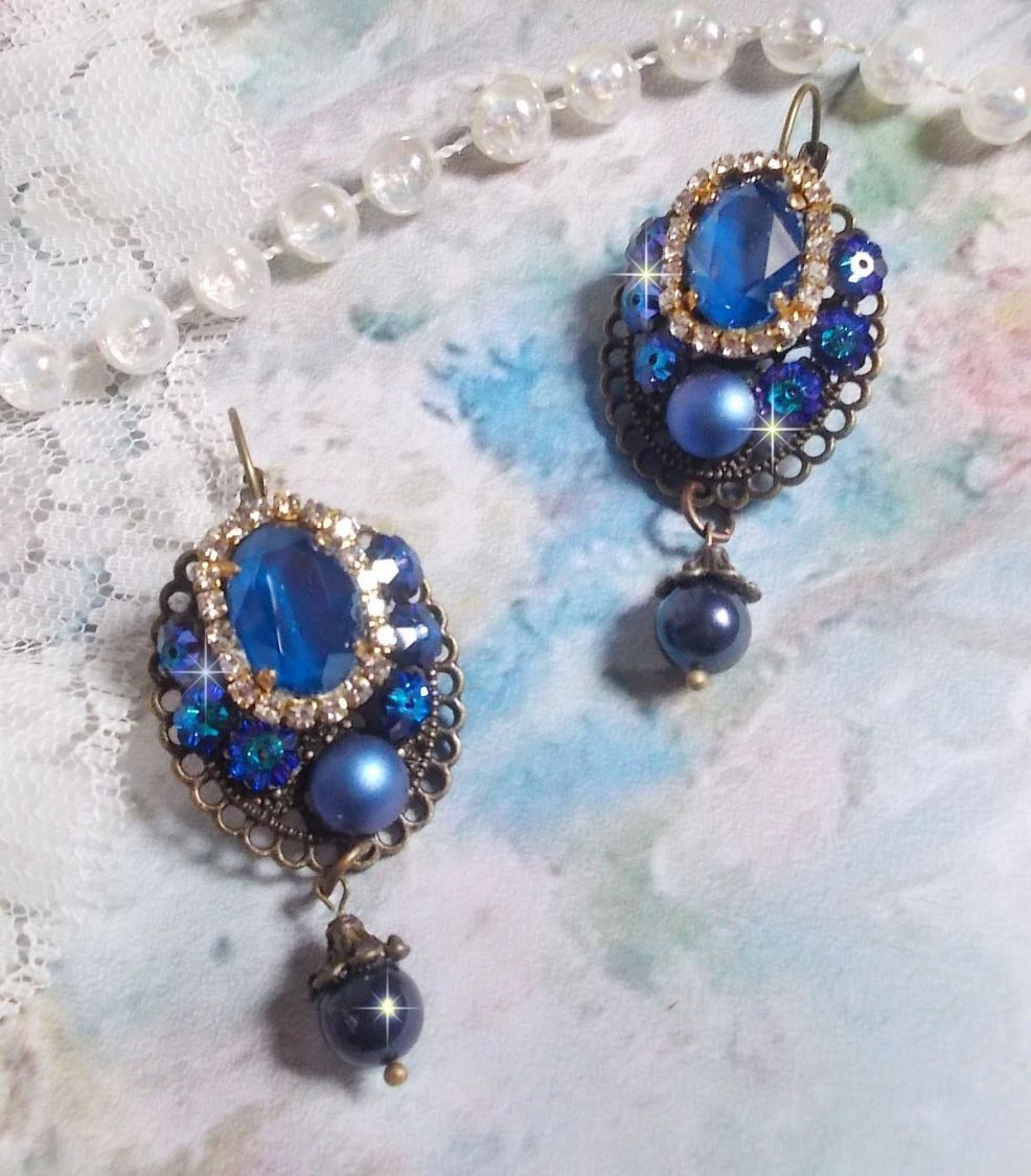 BO Leila è stato creato con cabochon di cristallo Swarovski Royal Blue, perle rotonde, catena di strass, fiori di cristallo e accessori vari. 