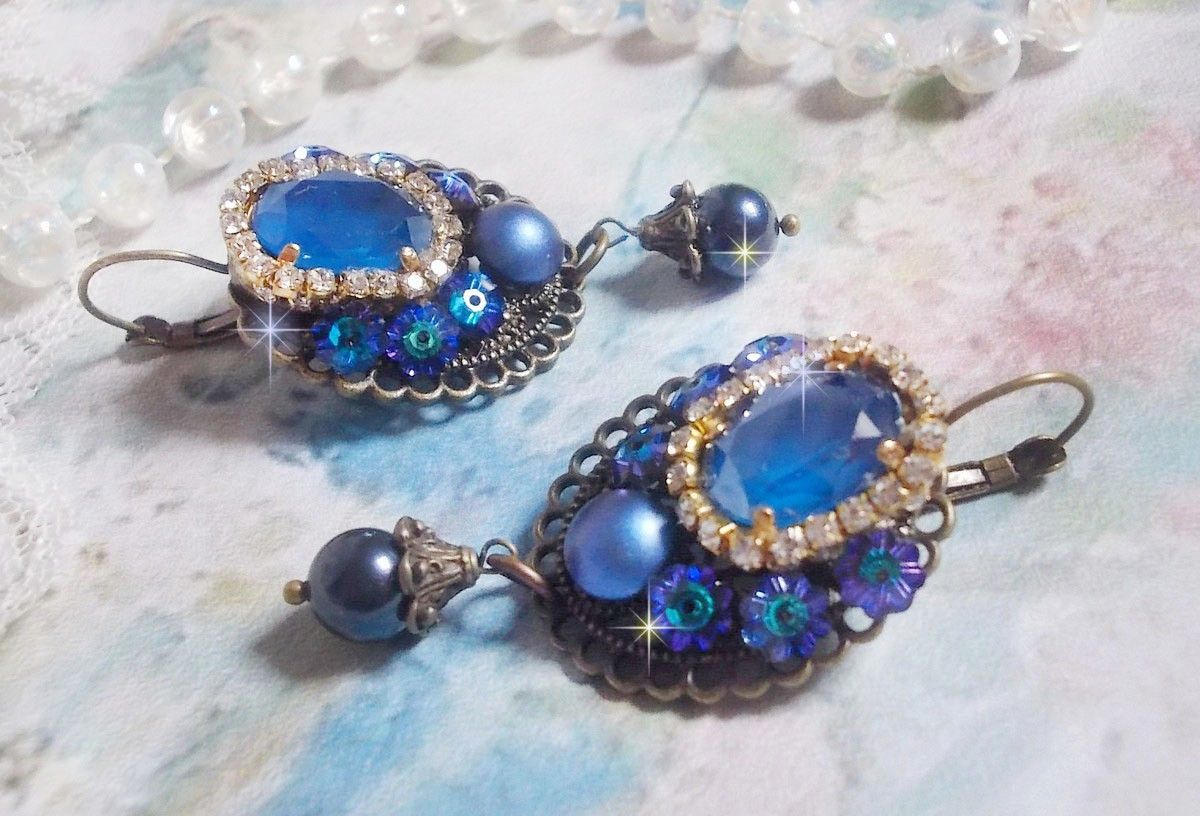 BO Leila è stato creato con cabochon di cristallo Swarovski Royal Blue, perle rotonde, catena di strass, fiori di cristallo e accessori vari. 