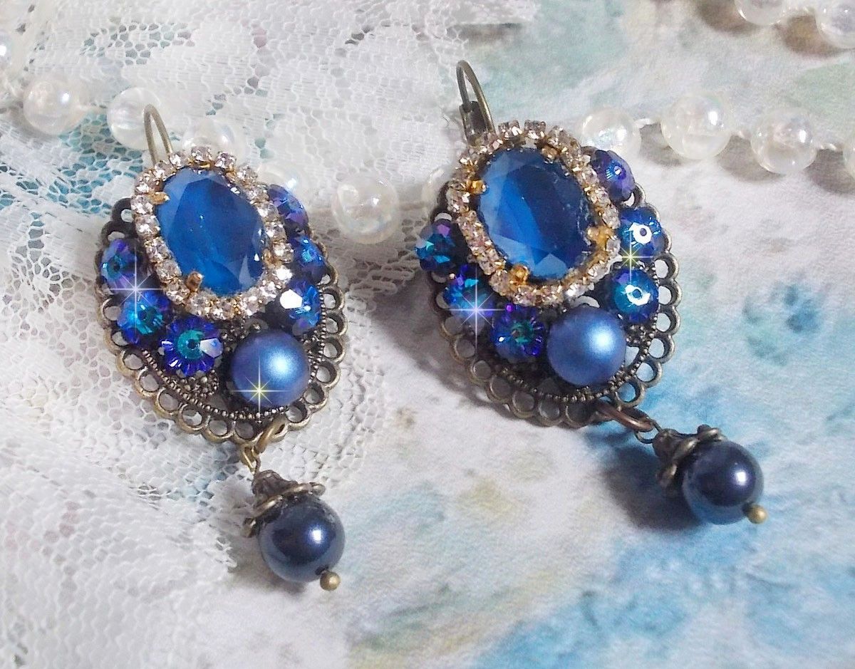 BO Leila è stato creato con cabochon di cristallo Swarovski Royal Blue, perle rotonde, catena di strass, fiori di cristallo e accessori vari. 