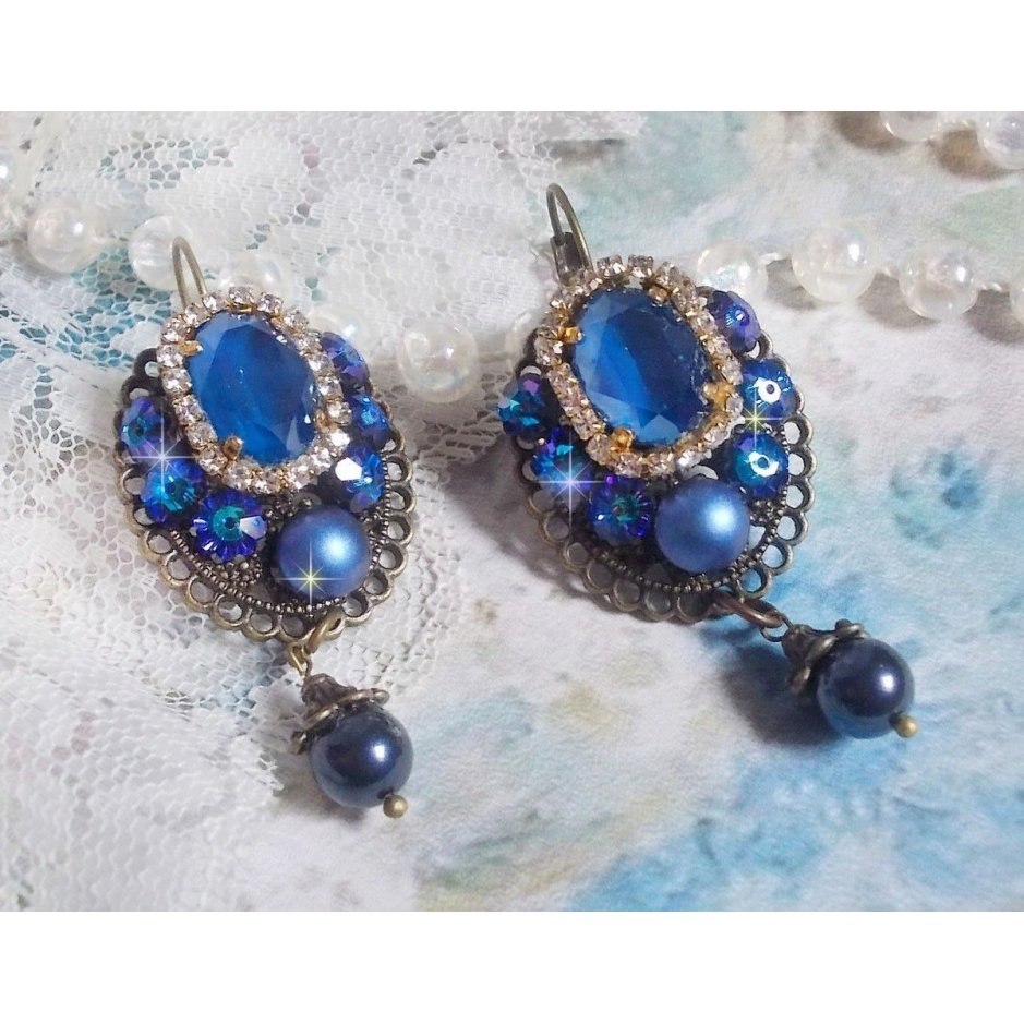 BO Leila è stato creato con cabochon di cristallo Swarovski Royal Blue, perle rotonde, catena di strass, fiori di cristallo e accessori vari. 