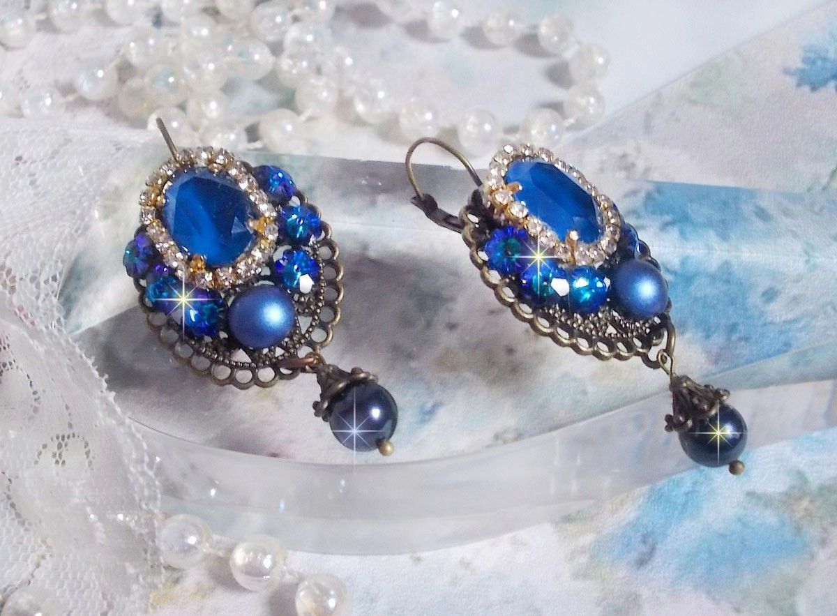 BO Leila è stato creato con cabochon di cristallo Swarovski Royal Blue, perle rotonde, catena di strass, fiori di cristallo e accessori vari. 