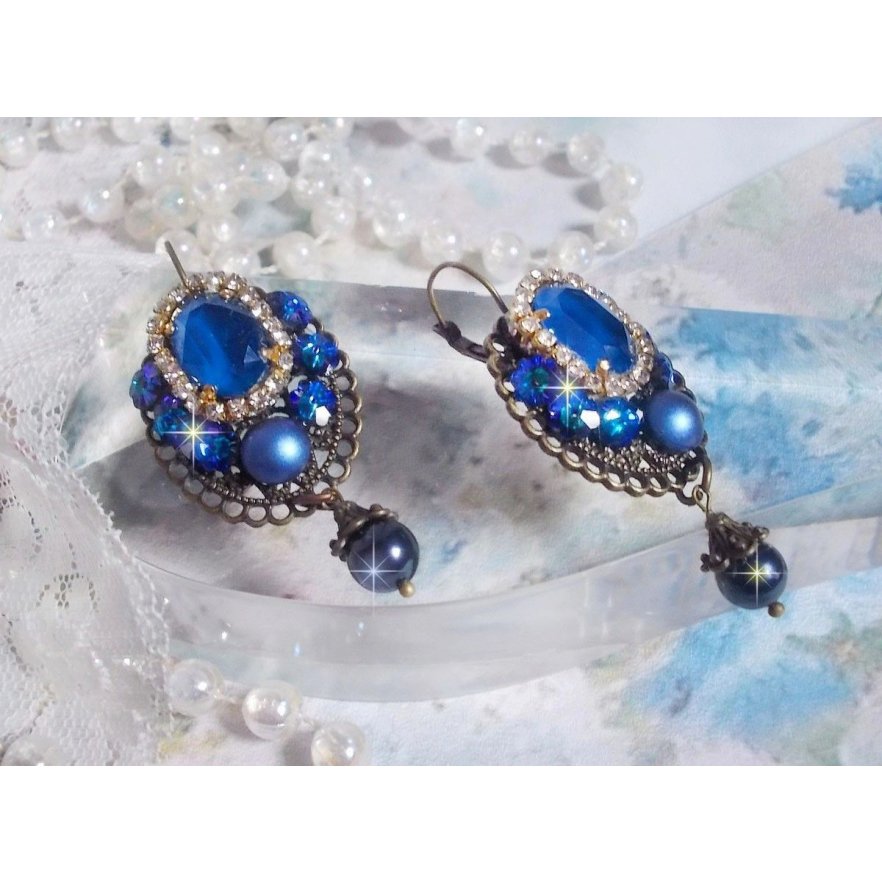 BO Leila è stato creato con cabochon di cristallo Swarovski Royal Blue, perle rotonde, catena di strass, fiori di cristallo e accessori vari. 