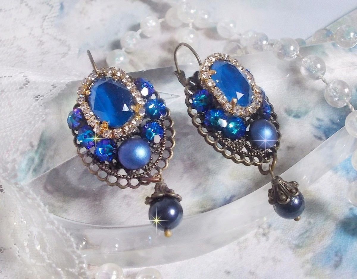 BO Leila è stato creato con cabochon di cristallo Swarovski Royal Blue, perle rotonde, catena di strass, fiori di cristallo e accessori vari. 