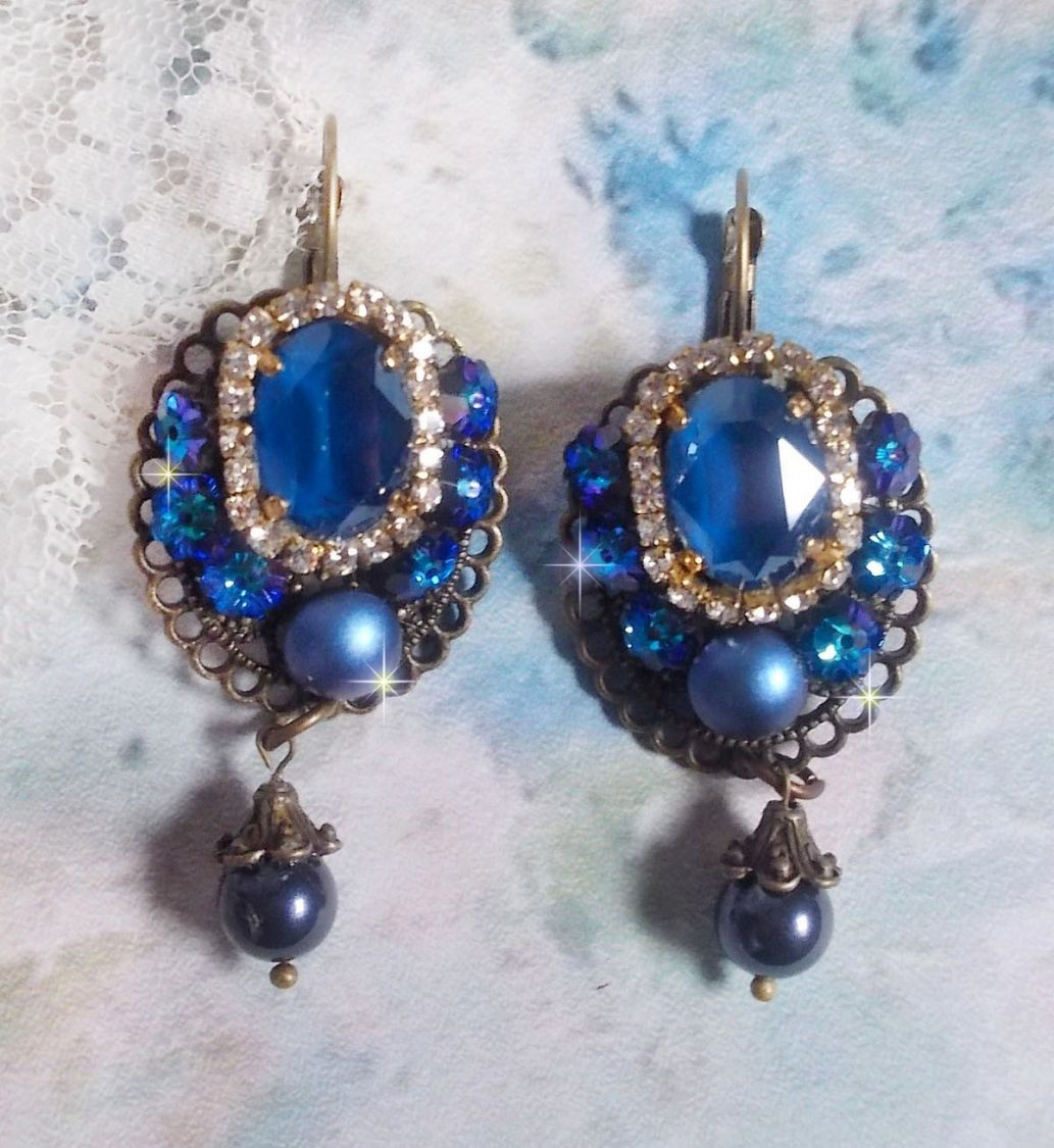 BO Leila è stato creato con cabochon di cristallo Swarovski Royal Blue, perle rotonde, catena di strass, fiori di cristallo e accessori vari. 