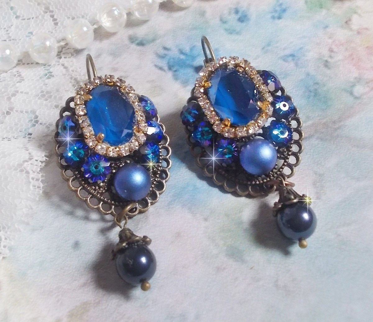 BO Leila è stato creato con cabochon di cristallo Swarovski Royal Blue, perle rotonde, catena di strass, fiori di cristallo e accessori vari. 