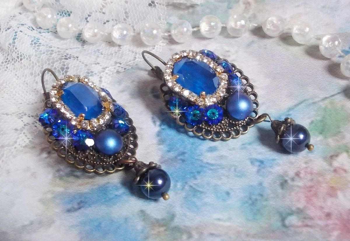 BO Leila è stato creato con cabochon di cristallo Swarovski Royal Blue, perle rotonde, catena di strass, fiori di cristallo e accessori vari. 