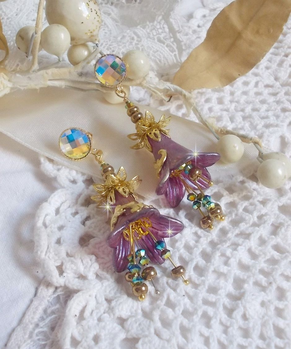 BO Lisière de Forêt Fleurie avec des cabochons en Cristal de Swarovski montés sur clous d’oreilles en Laiton. Les toupies illuminent les breloques dentelles, coupelles, cônes et perles