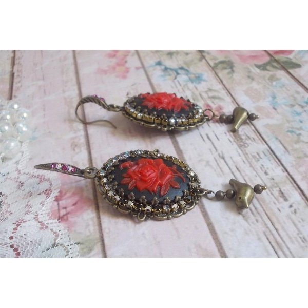 Rose BO Loly create con cabochon di resina, catena di strass di cristallo con accessori in bronzo