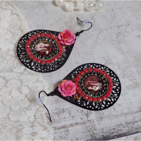 BO Look Coco creato con cabochon in vetro ingrandito raffiguranti una donna con il suo pappagallo, pendenti in filigrana nera, perline in vetro e resina