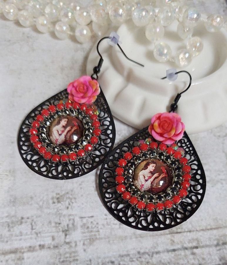 BO Look Coco creato con cabochon in vetro ingrandito raffiguranti una donna con il suo pappagallo, pendenti in filigrana nera, perline in vetro e resina