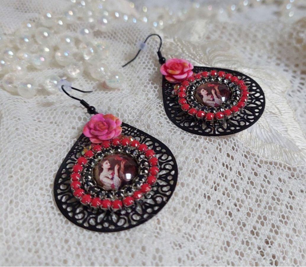 BO Look Coco creato con cabochon in vetro ingrandito raffiguranti una donna con il suo pappagallo, pendenti in filigrana nera, perline in vetro e resina