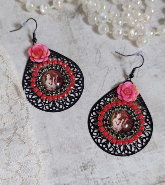 BO Look Coco creato con cabochon in vetro ingrandito raffiguranti una donna con il suo pappagallo, pendenti in filigrana nera, perline in vetro e resina