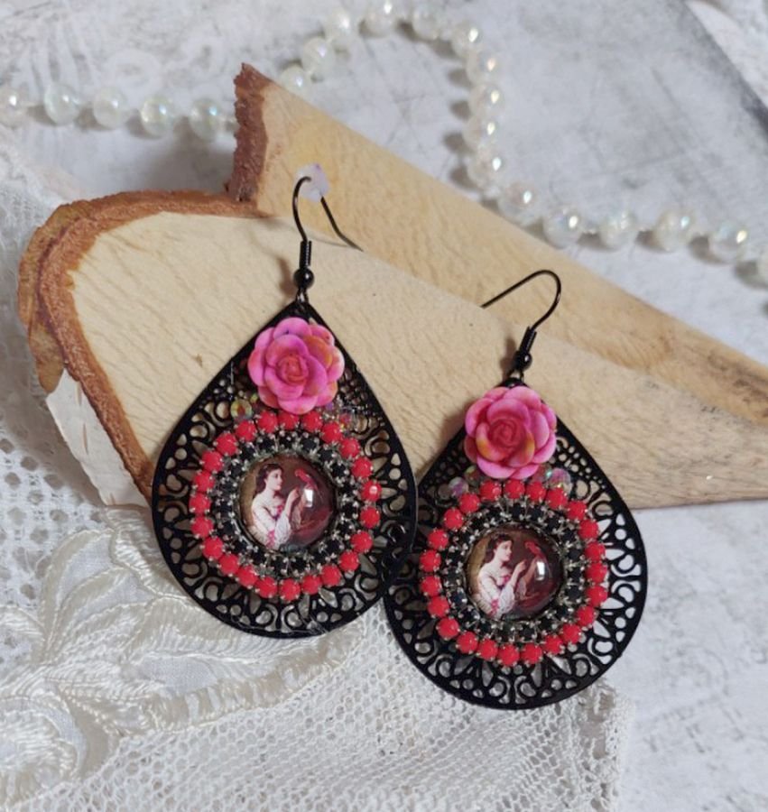 BO Look Coco creato con cabochon in vetro ingrandito raffiguranti una donna con il suo pappagallo, pendenti in filigrana nera, perline in vetro e resina