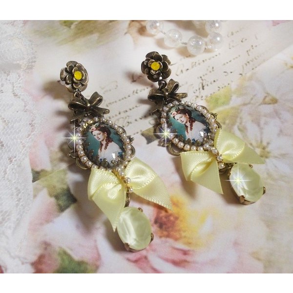 Look da principessa BO creato con cabochon da principessa, cristalli, perline di vetro, accessori in bronzo e fiocchi di raso giallo.