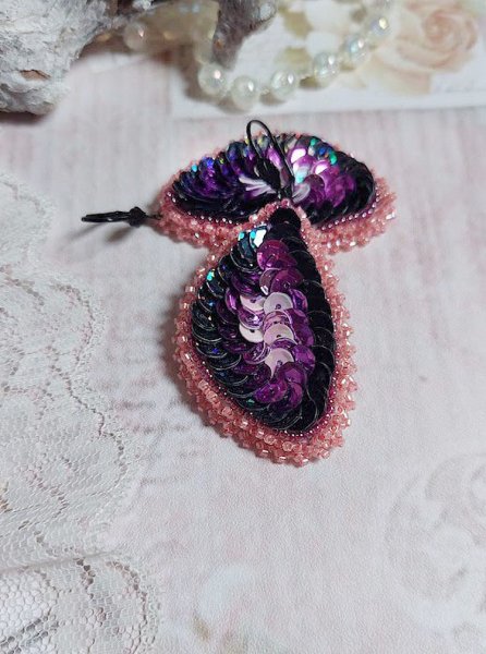 BO Louvre Festif brod&eacute;es avec des sequins, rocailles et dormeuses noires 