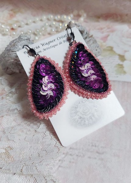 BO Louvre Festif brod&eacute;es avec des sequins, rocailles et dormeuses noires 