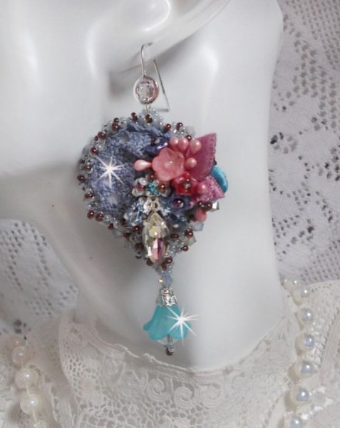 BO Mademoiselle Bluse Haute-Couture brod&eacute;es avec des Cristaux de Swarovski, des fleurs en verre de Boh&egrave;me, de la dentelle Grise et des rocailles