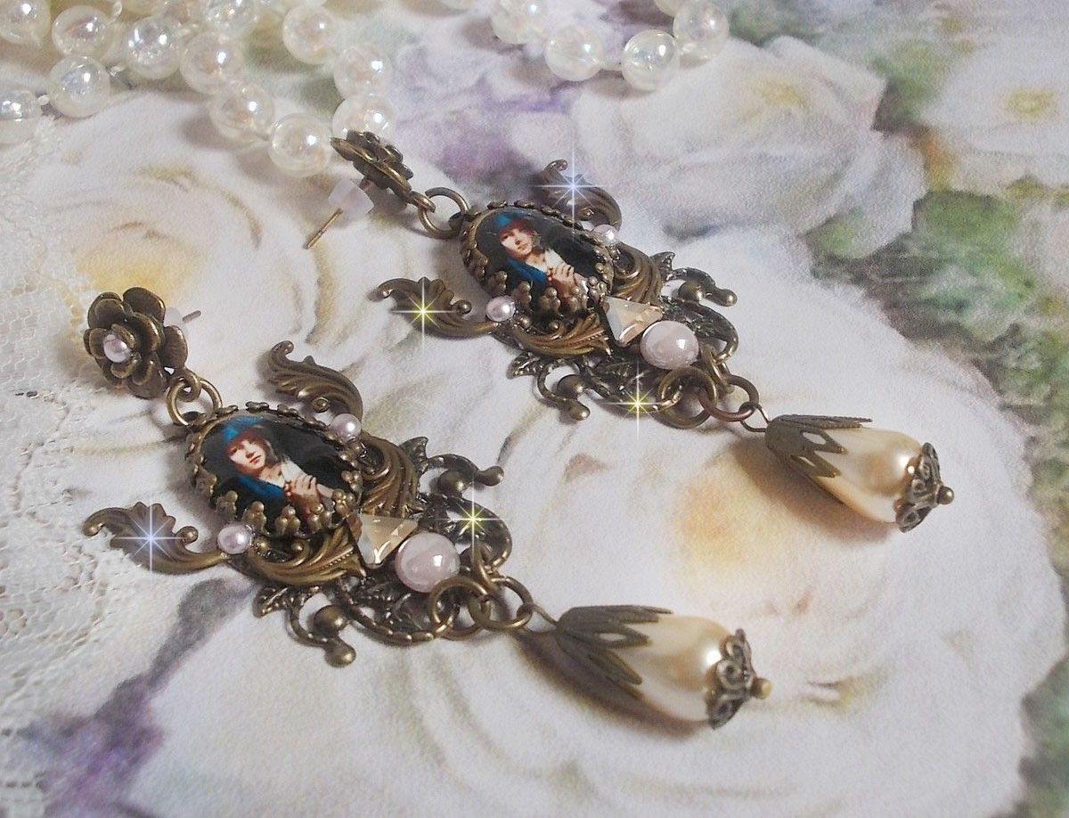 Madonna BO creata con cabochon PureCrystal, cabochon a lente d'ingrandimento, timbri a nuvola e accessori in bronzo