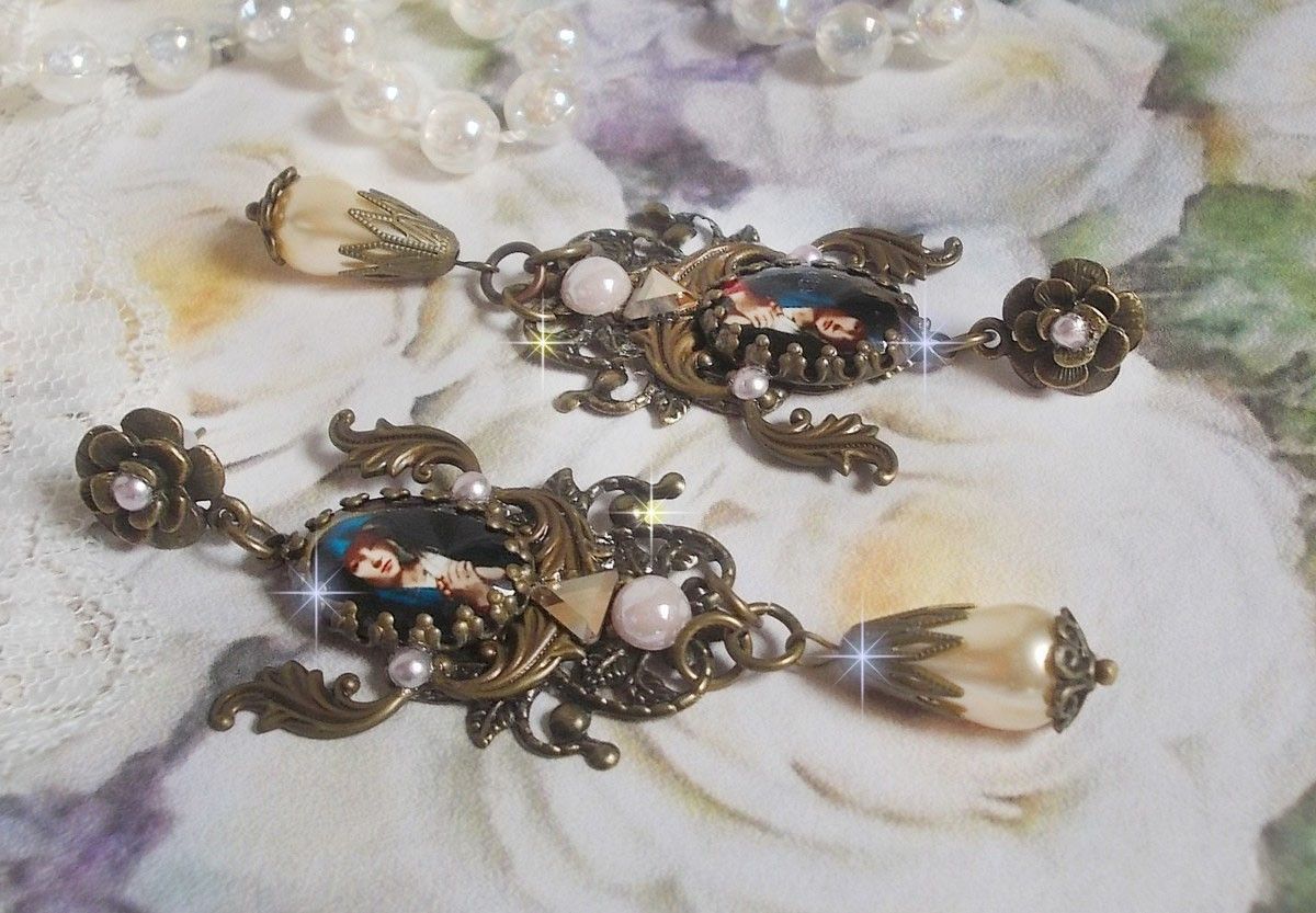 Madonna BO creata con cabochon PureCrystal, cabochon a lente d'ingrandimento, timbri a nuvola e accessori in bronzo