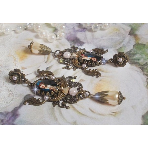 Madonna BO creata con cabochon PureCrystal, cabochon a lente d'ingrandimento, timbri a nuvola e accessori in bronzo