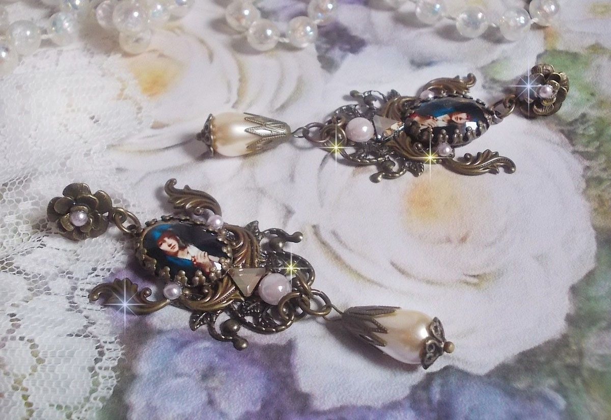 Madonna BO creata con cabochon PureCrystal, cabochon a lente d'ingrandimento, timbri a nuvola e accessori in bronzo