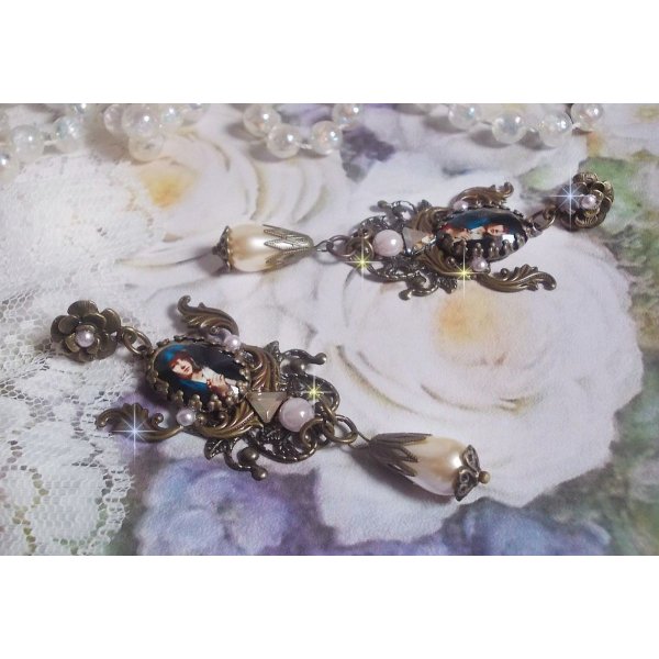 Madonna BO creata con cabochon PureCrystal, cabochon a lente d'ingrandimento, timbri a nuvola e accessori in bronzo