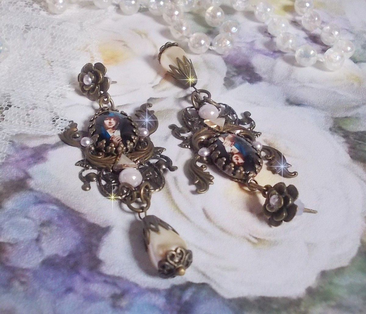 Madonna BO creata con cabochon PureCrystal, cabochon a lente d'ingrandimento, timbri a nuvola e accessori in bronzo