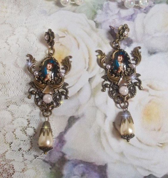 Madonna BO creata con cabochon PureCrystal, cabochon a lente d'ingrandimento, timbri a nuvola e accessori in bronzo