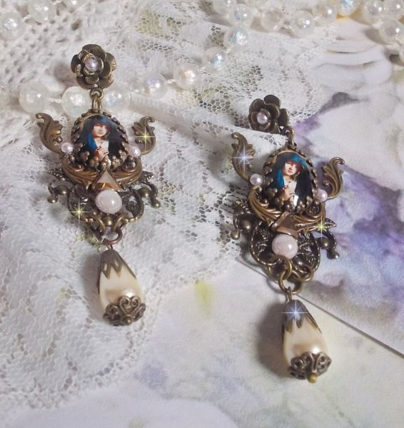 Madonna BO creata con cabochon PureCrystal, cabochon a lente d'ingrandimento, timbri a nuvola e accessori in bronzo