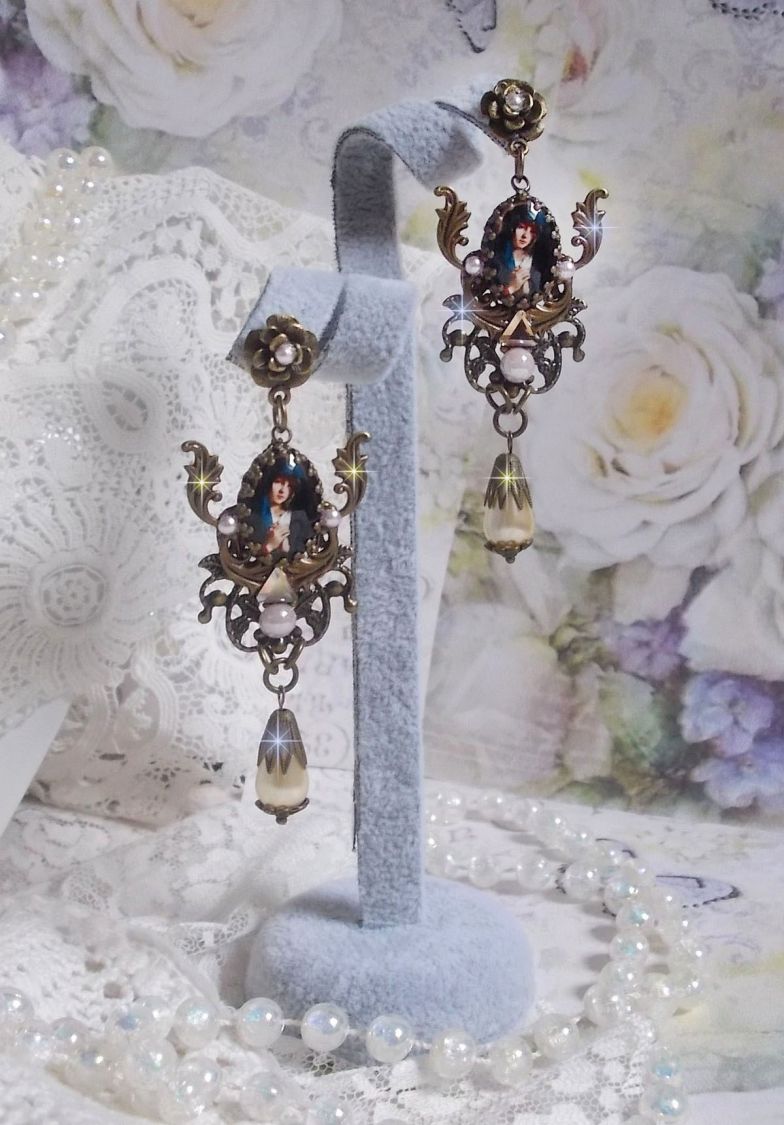 Madonna BO creata con cabochon PureCrystal, cabochon a lente d'ingrandimento, timbri a nuvola e accessori in bronzo