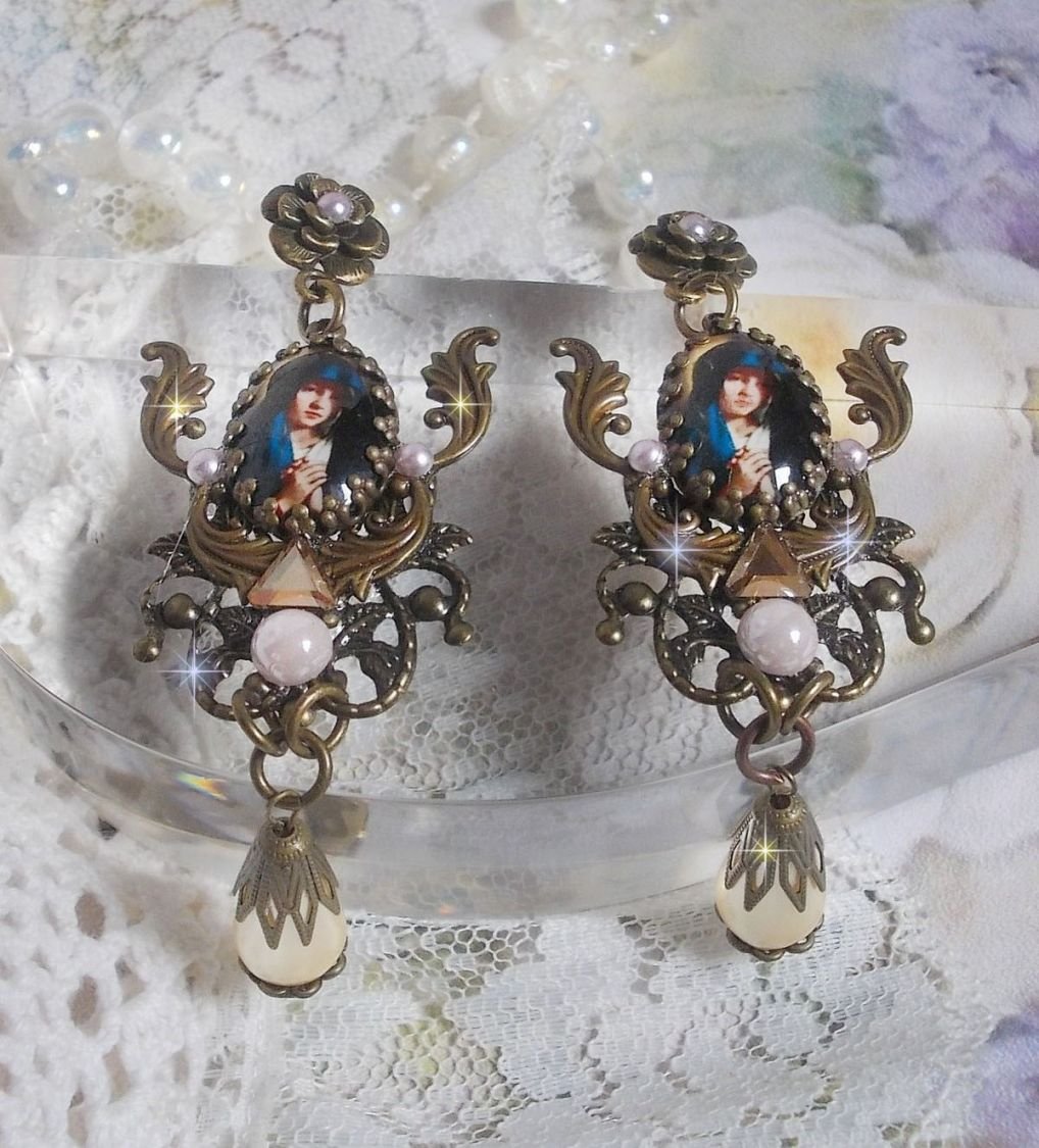 Madonna BO creata con cabochon PureCrystal, cabochon a lente d'ingrandimento, timbri a nuvola e accessori in bronzo