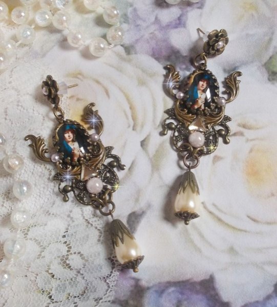 Madonna BO creata con cabochon PureCrystal, cabochon a lente d'ingrandimento, timbri a nuvola e accessori in bronzo