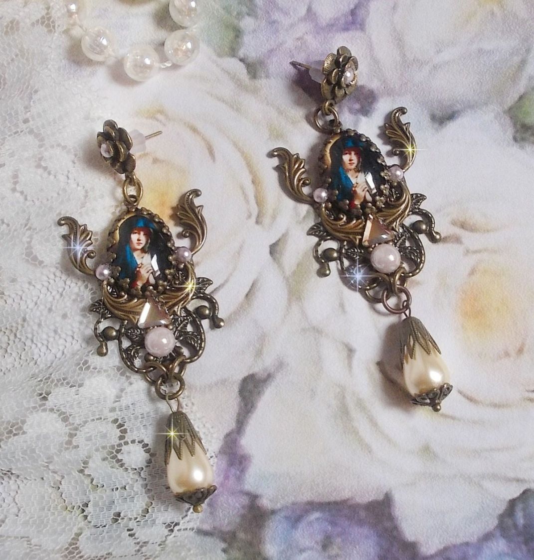 Madonna BO creata con cabochon PureCrystal, cabochon a lente d'ingrandimento, timbri a nuvola e accessori in bronzo
