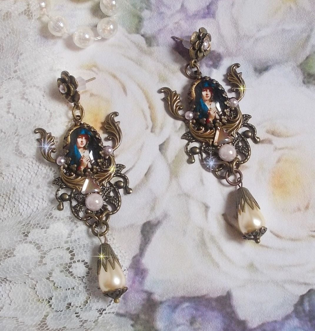 Madonna BO creata con cabochon PureCrystal, cabochon a lente d'ingrandimento, timbri a nuvola e accessori in bronzo