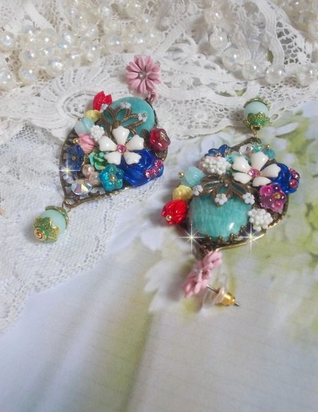 BO Majestueuses sur des estampes gouttes avec des cabochons, cristaux, fleurs clochettes, cabochons en r&eacute;sine, perles en verre et perles en Amazonite