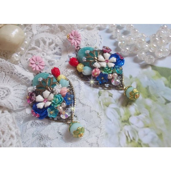 BO Majestueuses sur des estampes gouttes avec des cabochons, cristaux, fleurs clochettes, cabochons en r&eacute;sine, perles en verre et perles en Amazonite