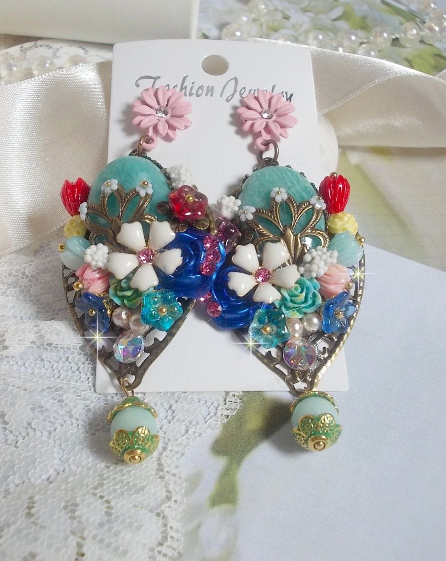 BO Majestueuses sur des estampes gouttes avec des cabochons aux fleurs vert, or, jaune, rouge, ivoire, cristal, rose et blanc. Les cristaux accompagnent l’ensemble des cabochons et perles en Amazonite