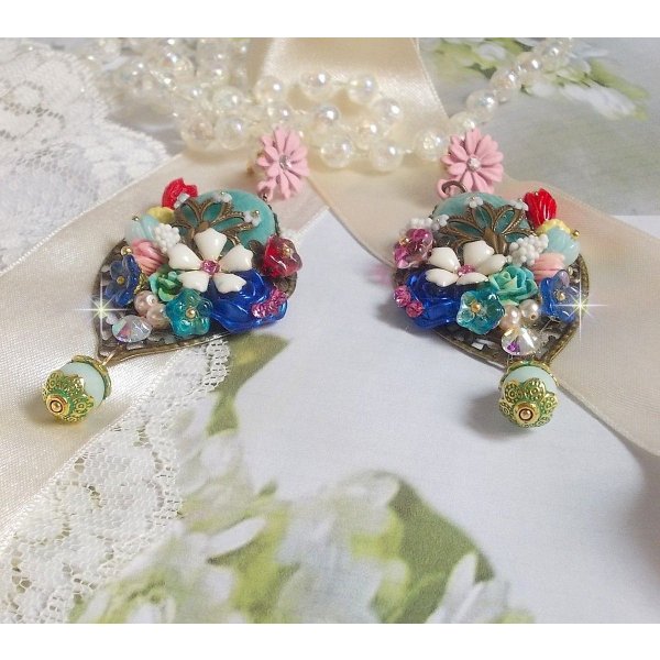 BO Majestueuses sur des estampes gouttes avec des cabochons, cristaux, fleurs clochettes, cabochons en r&eacute;sine, perles en verre et perles en Amazonite