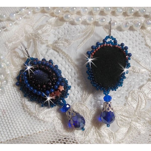 BO Maldives ricamato con scintillanti cabochon di resina, perline Swarovski rotonde e perline Miyuki.