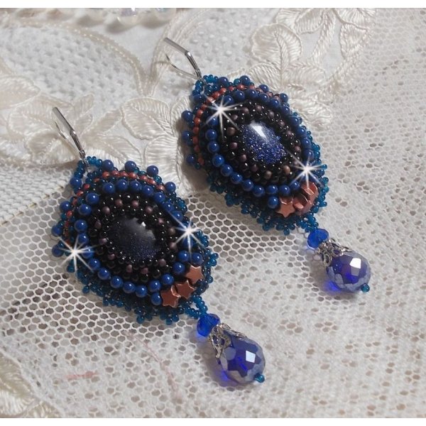 BO Maldives ricamato con scintillanti cabochon di resina, perline Swarovski rotonde e perline Miyuki.