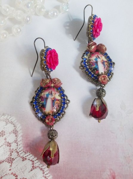 BO Maria e Ges&ugrave; creati con cabochon di resina, pere rosse sfaccettate e vari accessori