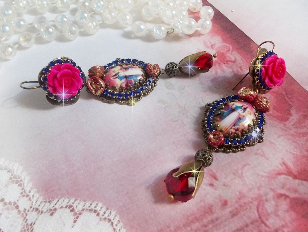 BO Maria e Gesù creati con cabochon di resina, pere rosse sfaccettate e vari accessori