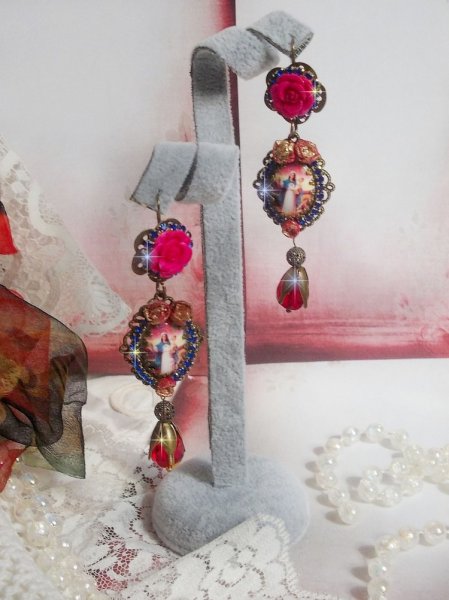 BO Maria e Ges&ugrave; creati con cabochon di resina, pere rosse sfaccettate e vari accessori