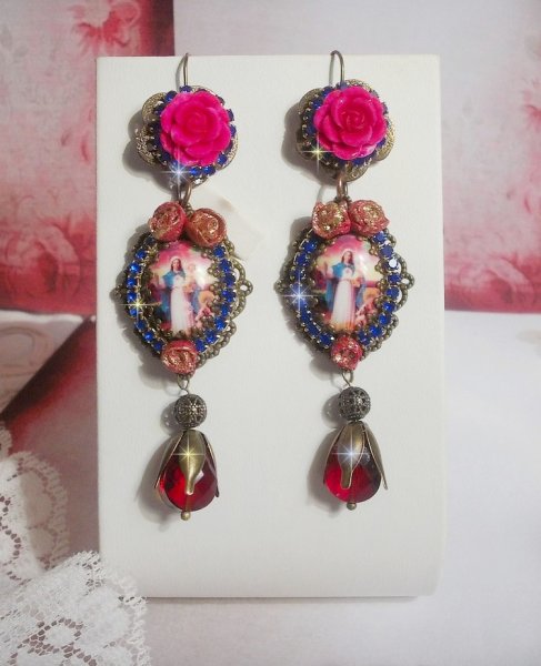 BO Maria e Ges&ugrave; creati con cabochon di resina, pere rosse sfaccettate e vari accessori