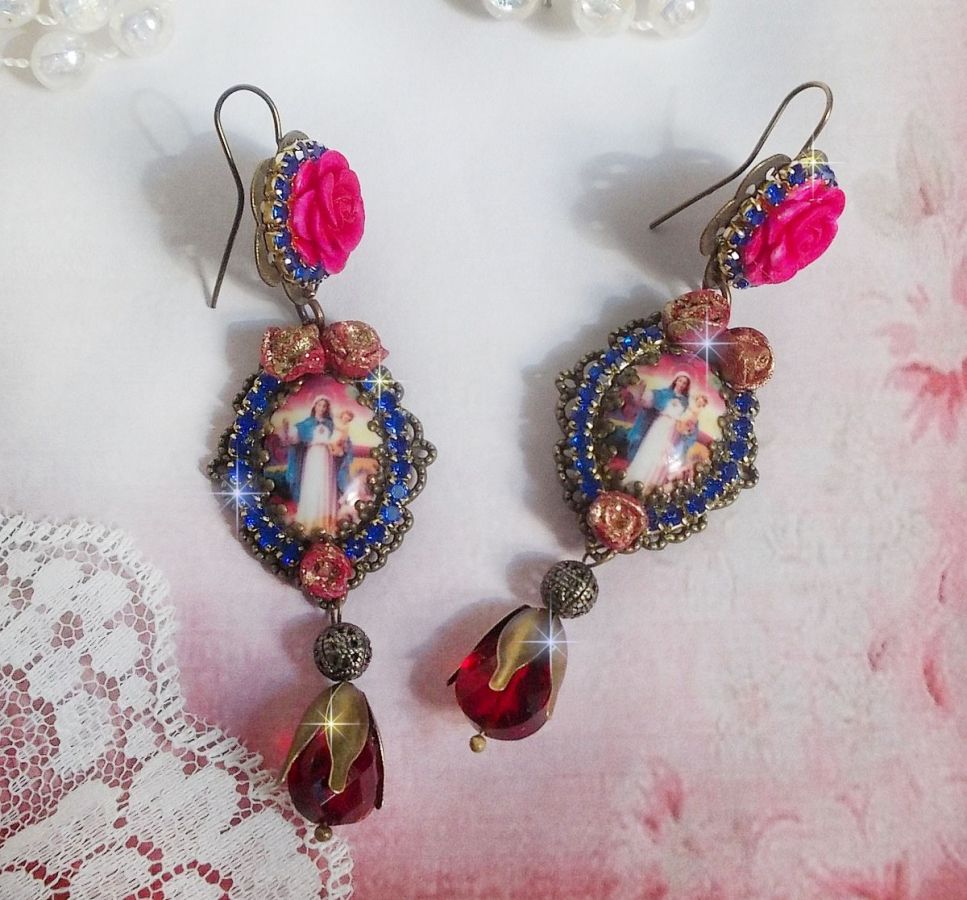 BO Maria e Gesù creati con cabochon di resina, pere rosse sfaccettate e vari accessori