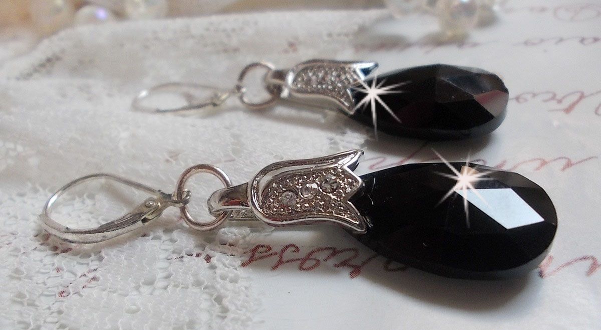 BO Merveilles Jet creato con piccoli strass d'argento e gocce sfaccettate