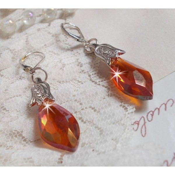 BO Merveilles Red Topaz avec des gouttes facett&eacute;es et des b&eacute;li&egrave;res gaufr&eacute;es de petit strass