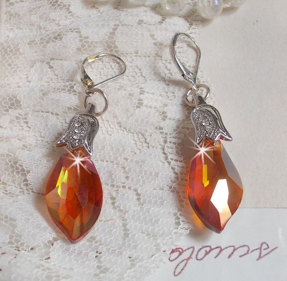 BO Merveilles Red Topaz avec des gouttes facettées et des bélières gaufrées de petit strass