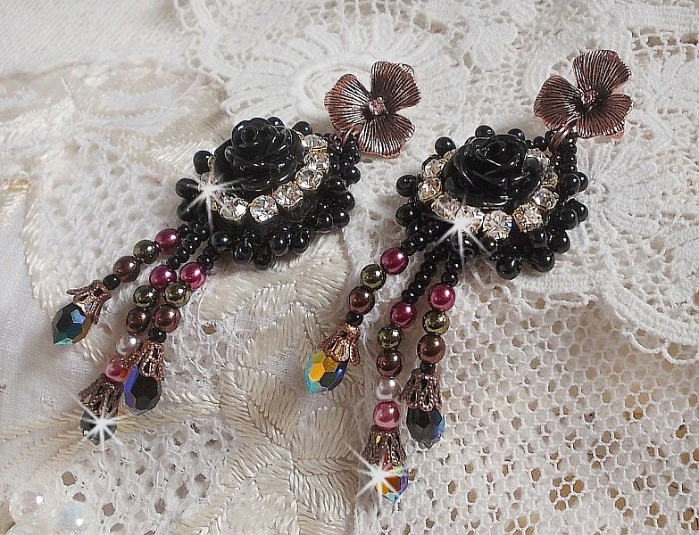 BO Midnight Daisy &egrave; ricamato con perle, cristalli Swarovski, perline Crystal argento e perline Miyuki.